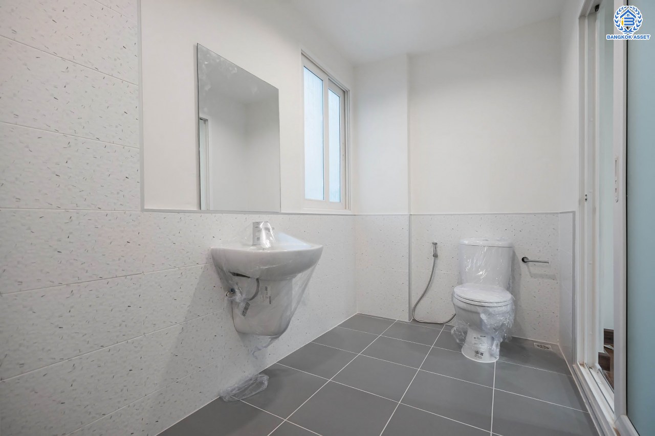 บ้านมือสองตกแต่งใหม่ โครงการ คาซ่าวิลล์ ราชพฤกษ์-รัตนาธิเบศร์2 แบรนด์ Q.House ต่อเติมครบพร้อมเข้าอยู่ เนื้อที่ 53.2 ตร.ว. ฟังก์ชันจัดเต็ม 3 ห้องนอน 3 ห้องน้ำ จอดรถได้ 2 คัน บนทำเลศักยภาพ ติดถนนราชพฤกษ์ และเพียง 10 นาทีถึงรถไฟฟ้า "สถานีบางรักน้อยท่าอิฐ"